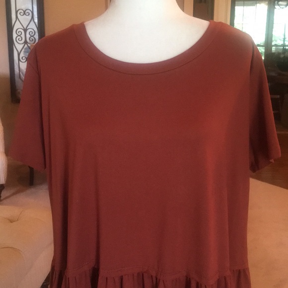 entro top in a beautiful shade of maroon - Picture 2 of 7